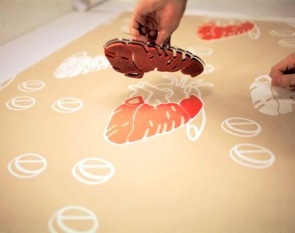 Рисунки на обоях своими руками при помощи трафаретов